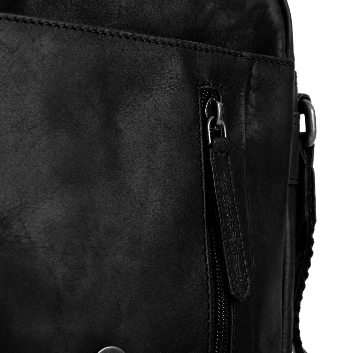Solid Antique Brass Hardware &amp; Heavy-Duty Dual Zipper Detail on Remy Full-Grain Leather Crossbody Bag pour Homme