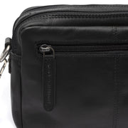
Solid Antique Brass Hardware & Heavy-Duty Dual Zipper Detail on Samui Sac besace en cuir pleine fleur