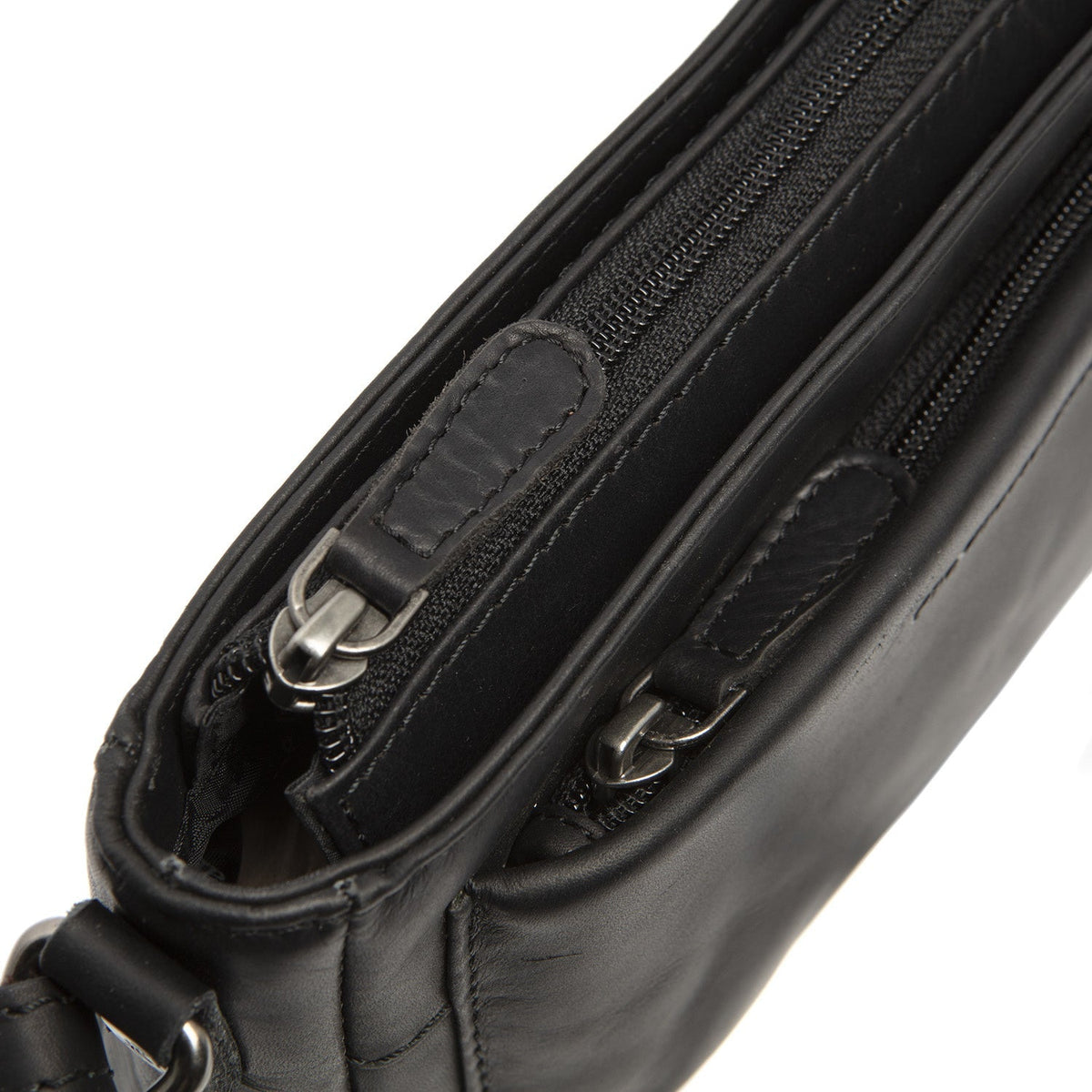 
Solid Antique Brass Hardware & Heavy-Duty Dual Zipper Detail on Southampton Sac besace en cuir pleine fleur