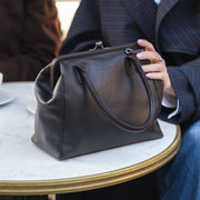Styled Fit Perspective of Dorin Full-Grain Leather Handbag pour Femme on Model - Natural Daylight Drape