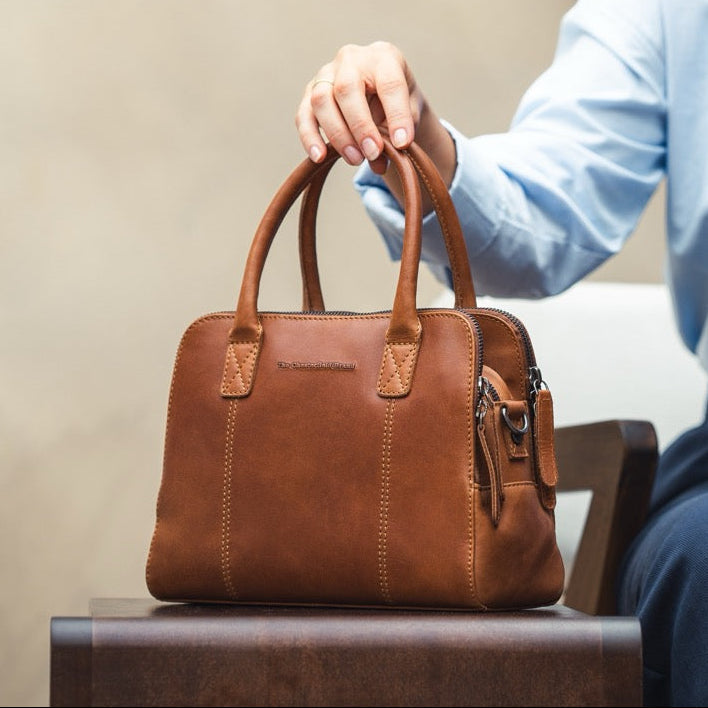Styled Fit Perspective of Ezra Full-Grain Leather Handbag pour Femme on Model - Natural Daylight Drape