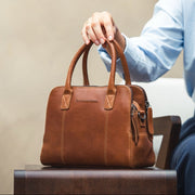 Styled Fit Perspective of Ezra Full-Grain Leather Handbag pour Femme on Model - Natural Daylight Drape