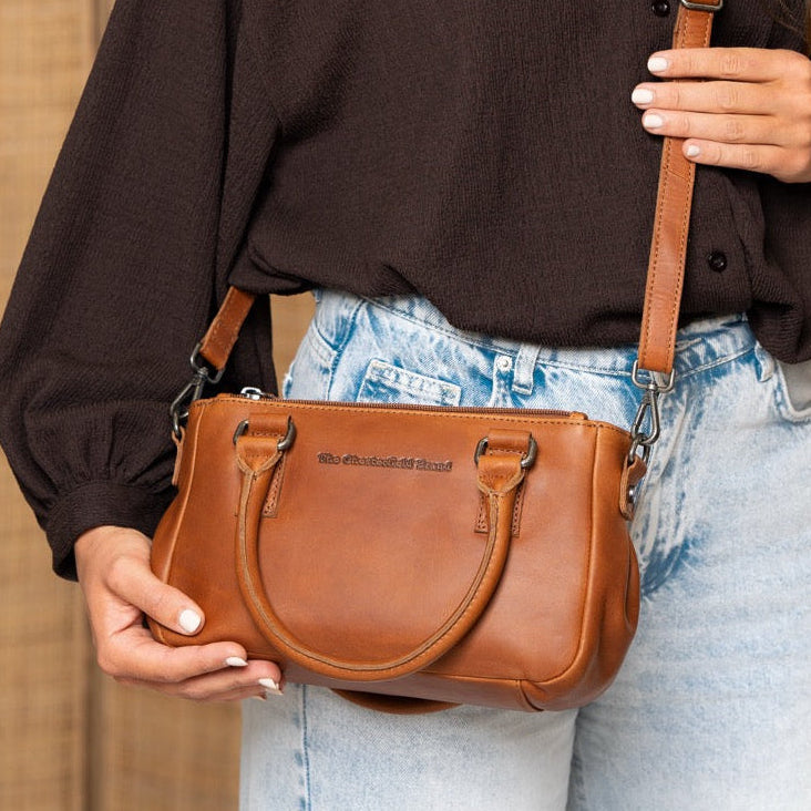 Styled Fit Perspective of Fenja Full-Grain Leather Handbag pour Femme on Model - Natural Daylight Drape