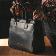 Garda Full-Grain Leather Handbag pour Femme - Vue de profil avec coupe de manche ergonomique