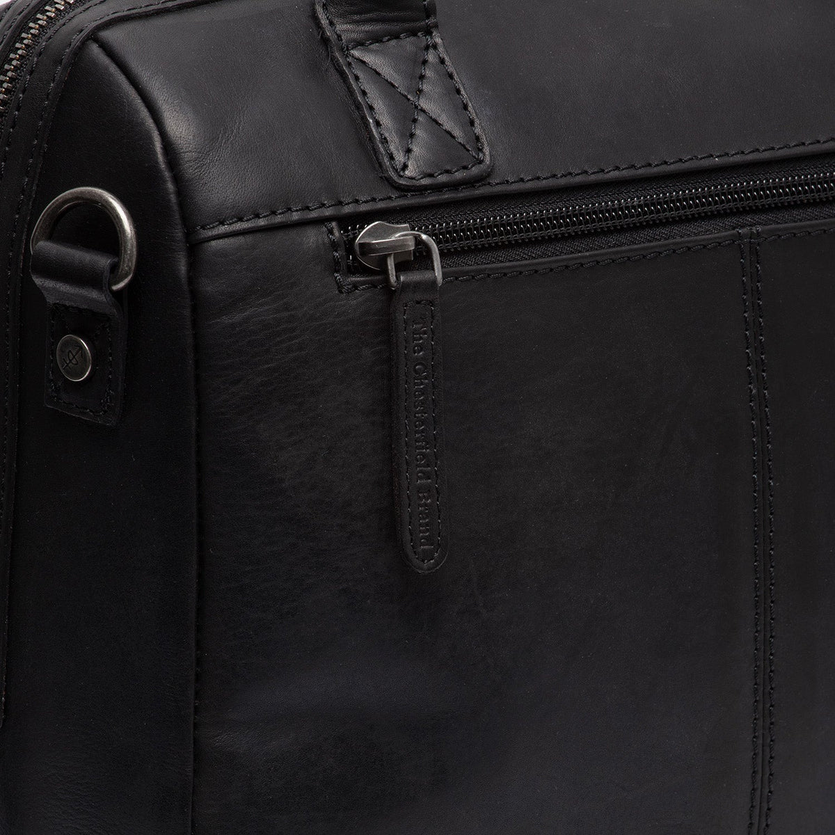 Tailored Rib Cuffs &amp; Hem Craftsmanship Construction Detail on Langton Full-Grain Leather Handbag pour Femme
