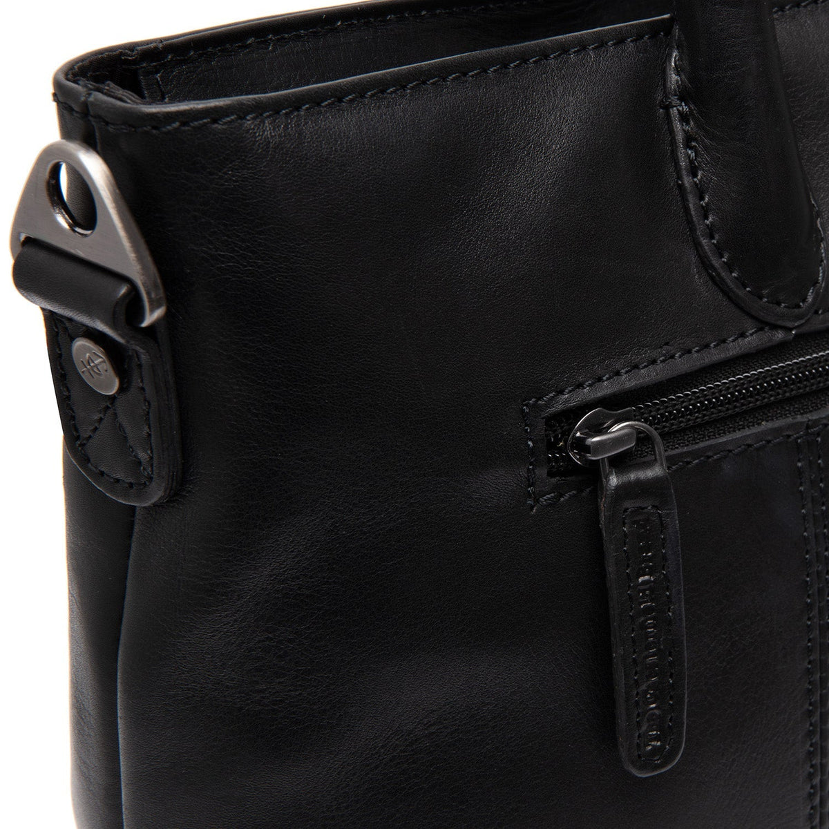 Vue détaillée of Classic Collar &amp; Heavy-Duty Zipper Hardware on Pergamino Full-Grain Leather Handbag pour Femme