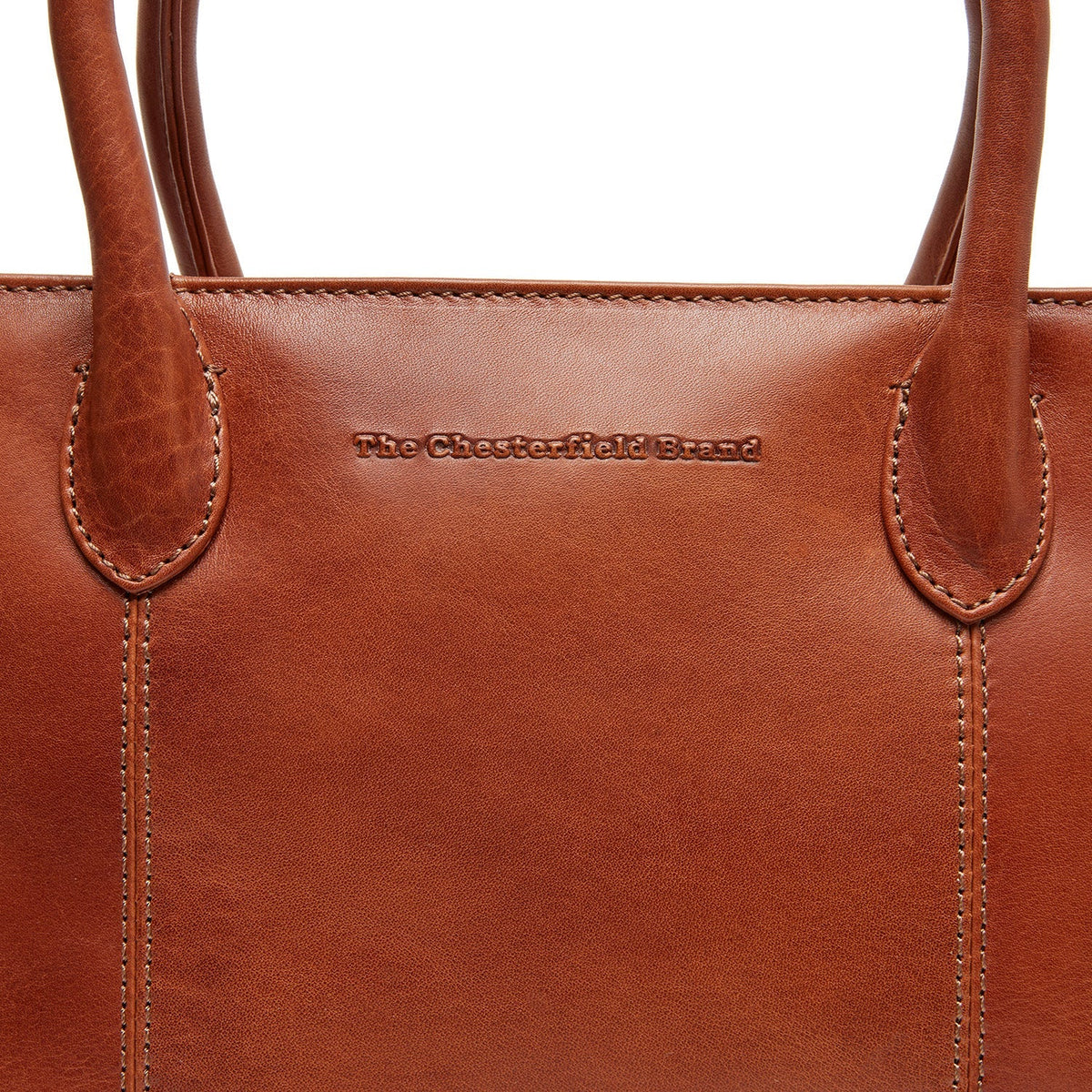 Styled Fit Perspective of Pergamino Full-Grain Leather Handbag pour Femme on Model - Natural Daylight Drape