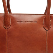 Styled Fit Perspective of Pergamino Full-Grain Leather Handbag pour Femme on Model - Natural Daylight Drape