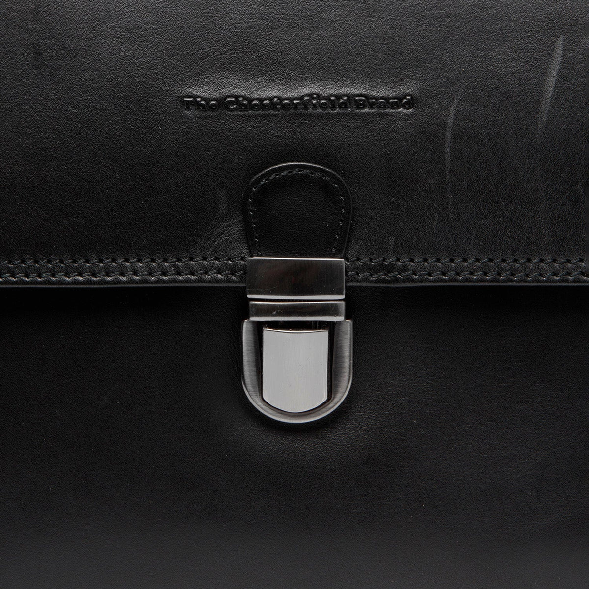 
Classic 100% Full-Grain leather Goods - Vue arrière montrant la carrure ajustée et l'ourlet net