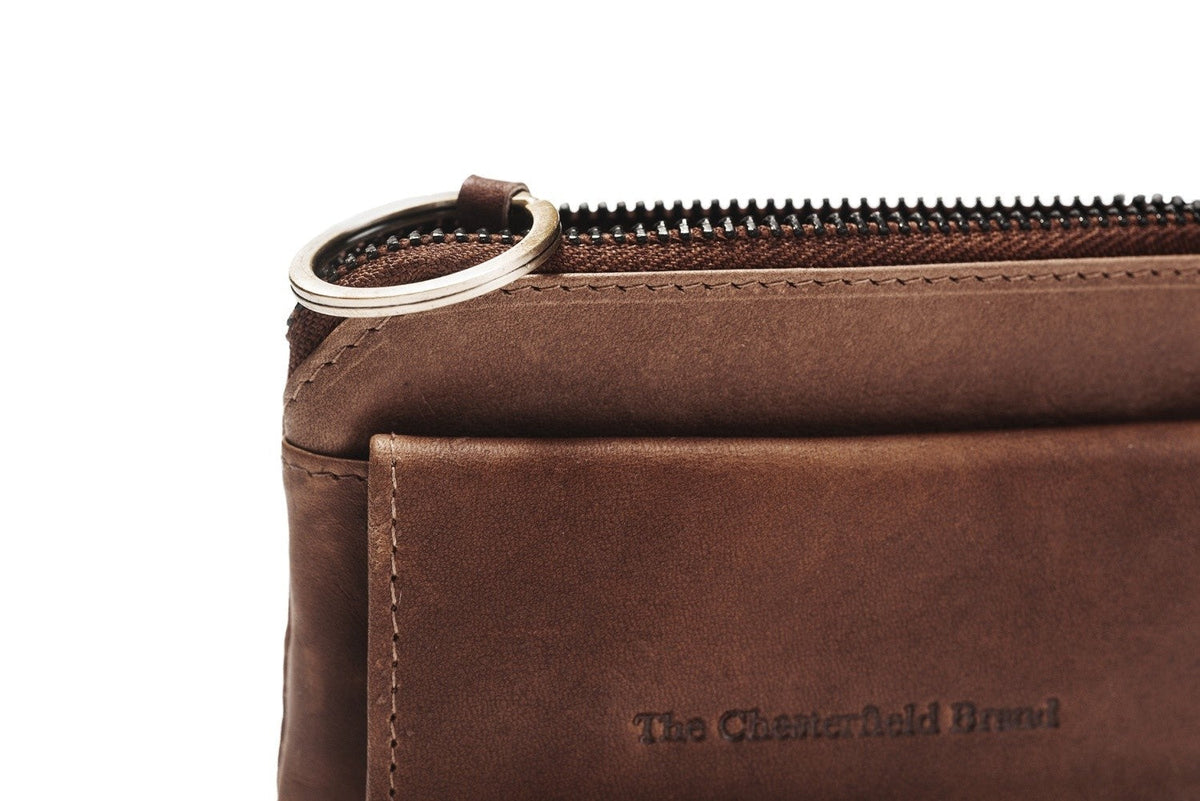 Styled Fit Perspective of Oliver Full-Grain Leather Key Case pour Femme on Model - Natural Daylight Drape