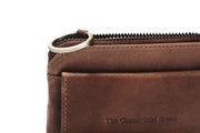 Styled Fit Perspective of Oliver Full-Grain Leather Key Case pour Femme on Model - Natural Daylight Drape
