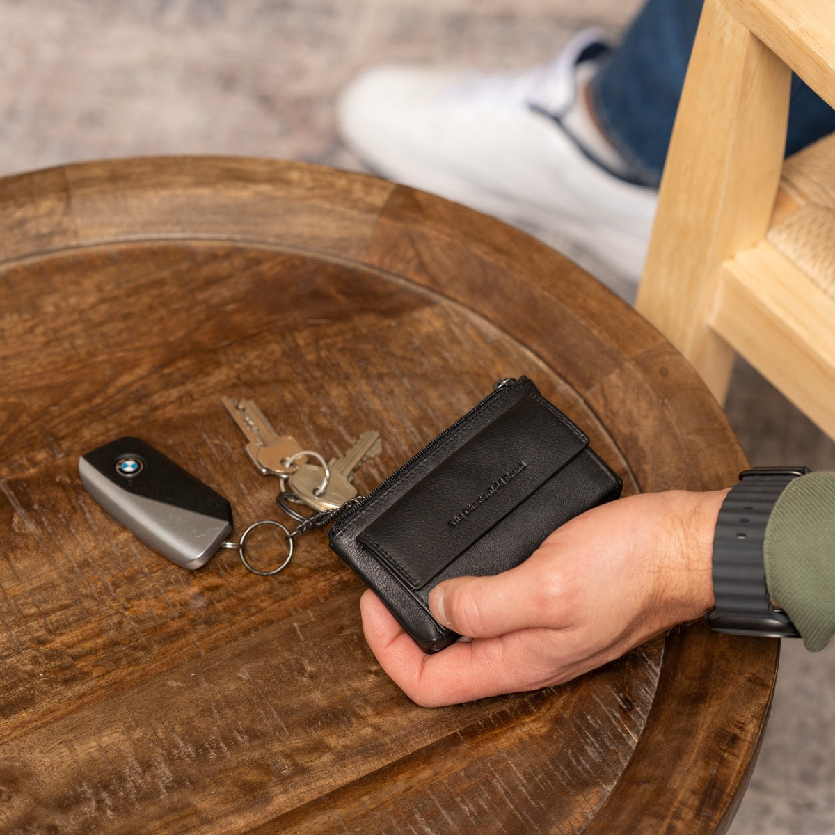 Torano Full-Grain Leather Key Case pour Femme - Vue de profil avec coupe de manche ergonomique