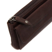 Styled Fit Perspective of Violette Full-Grain Leather Key Case pour Femme on Model - Natural Daylight Drape