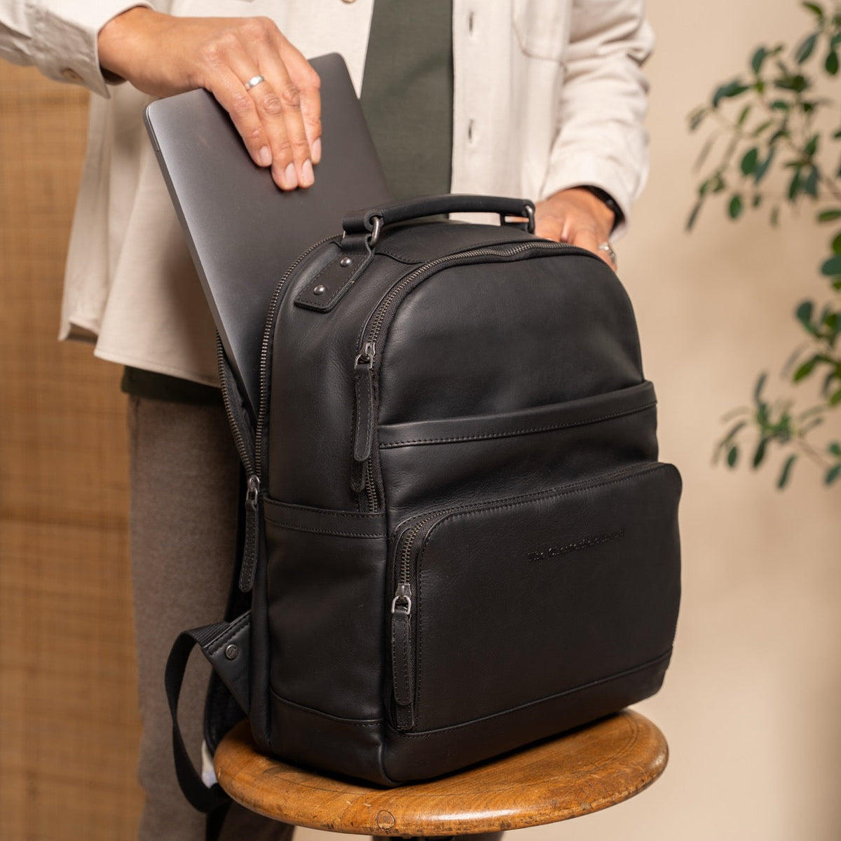 Austin Full-Grain Leather Laptop Backpack pour Femme - Structured Side Profile Showing Gusset Depth &amp; Expansion Capacity