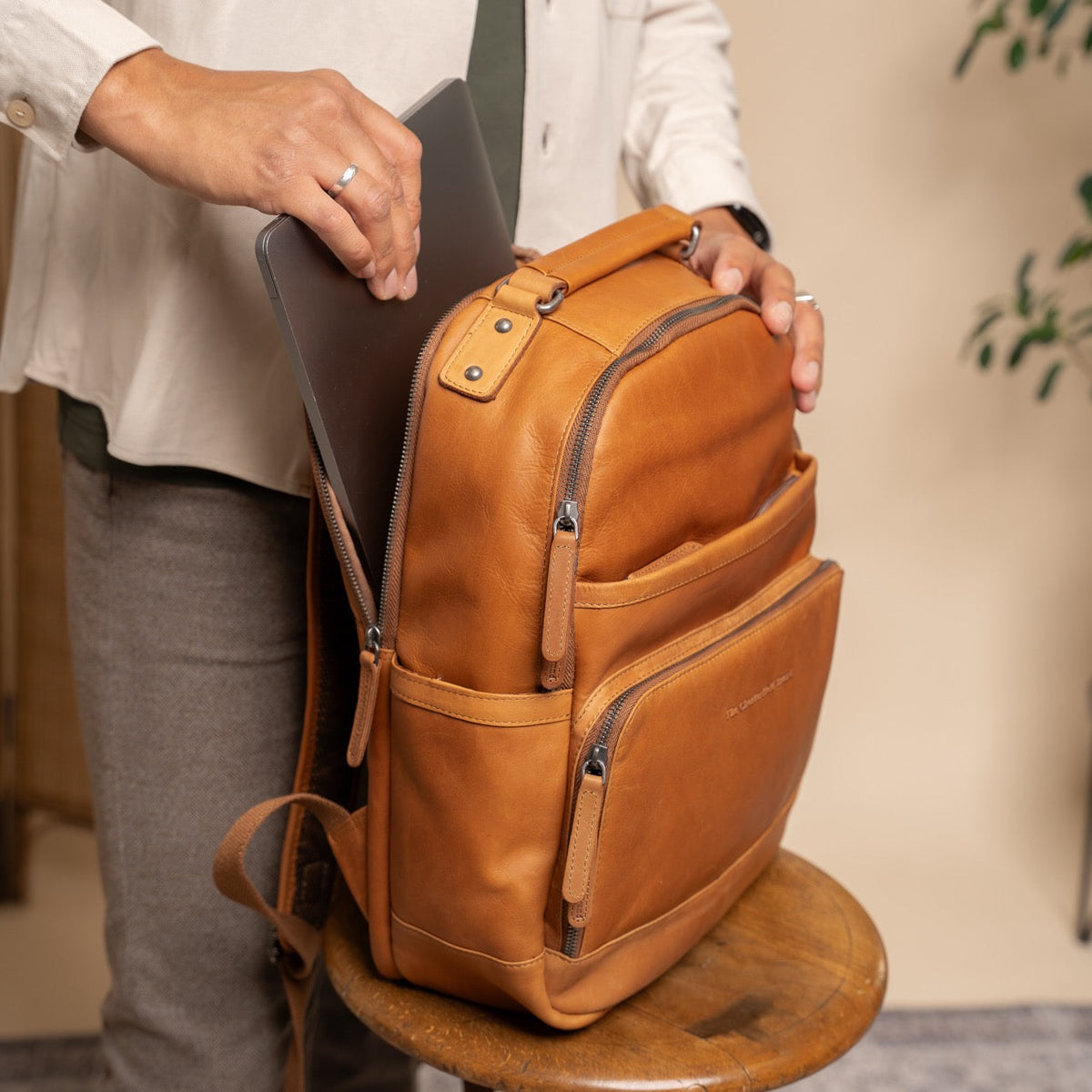 Austin Full-Grain Leather Laptop Backpack pour Femme – Vue produit alternative 3