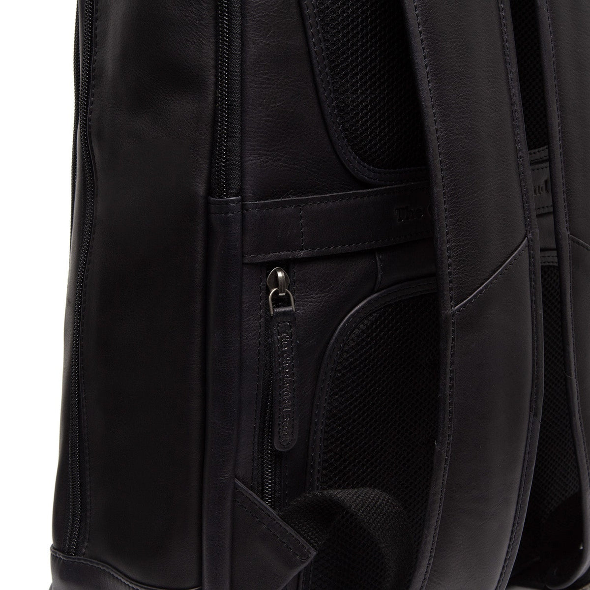 Solid Antique Brass Hardware &amp; Heavy-Duty Dual Zipper Detail on Detroit Full-Grain Leather Laptop Backpack pour Femme
