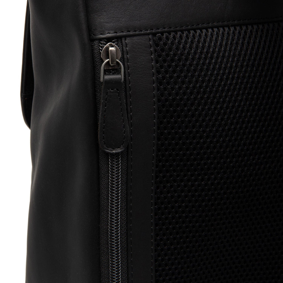 Solid Antique Brass Hardware &amp; Heavy-Duty Dual Zipper Detail on Farrow Full-Grain Leather Laptop Backpack pour Femme