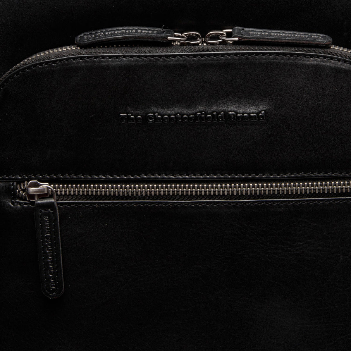 
Solid Antique Brass Hardware & Heavy-Duty Dual Zipper Detail on Maggiore Sac à dos d'ordinateur en cuir pleine fleur