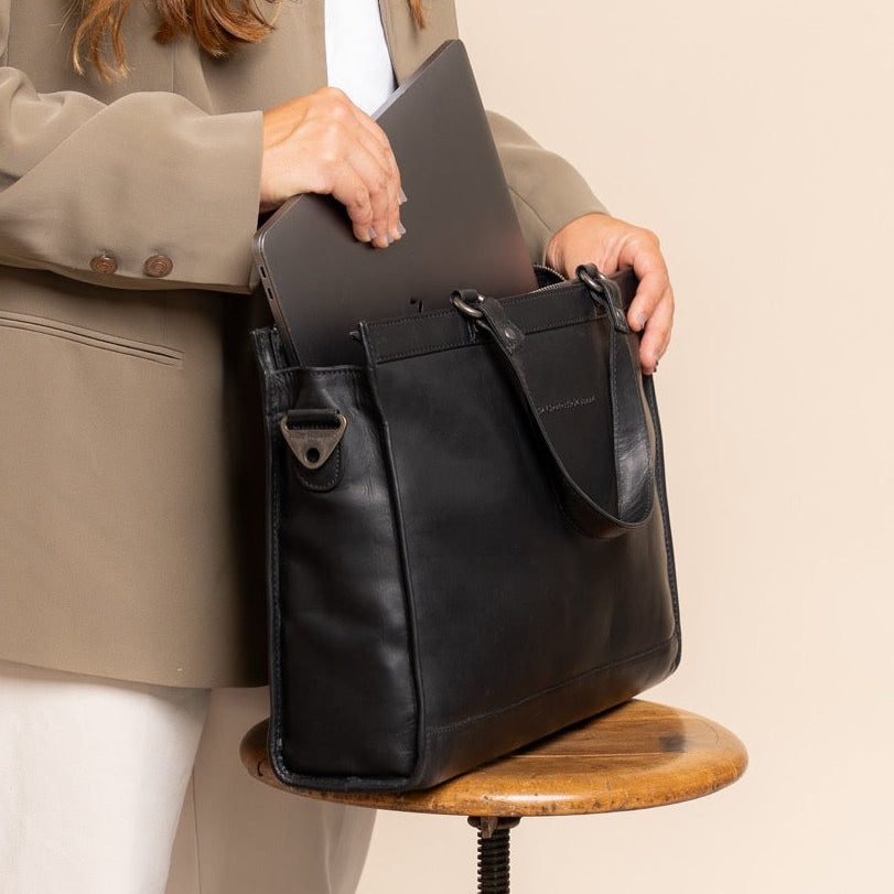 Manly Full-Grain Leather Laptop Bag pour Femme - Structured Side Profile Showing Gusset Depth &amp; Expansion Capacity