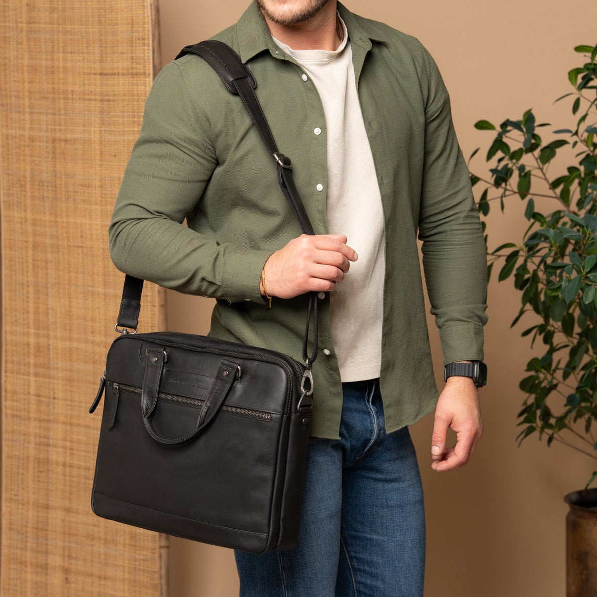 Montara Full-Grain Leather Laptop Bag pour Femme - Structured Side Profile Showing Gusset Depth &amp; Expansion Capacity
