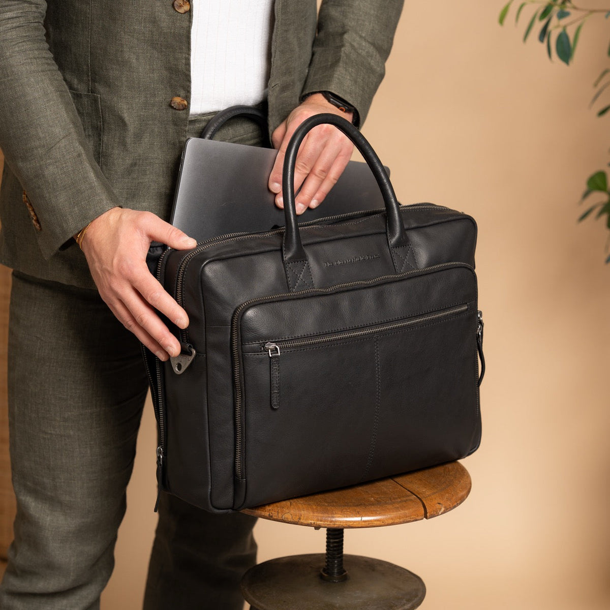 Tacama Full-Grain Leather Laptop Bag pour Femme - Structured Side Profile Showing Gusset Depth &amp; Expansion Capacity