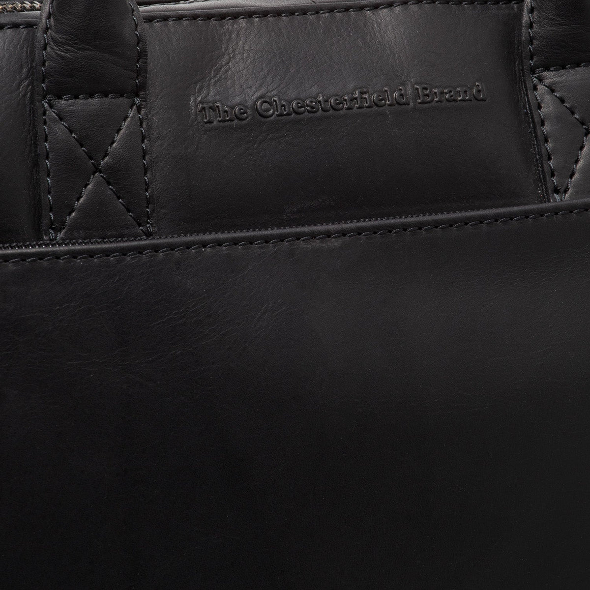 
Solid Antique Brass Hardware & Heavy-Duty Dual Zipper Detail on Tilbury Sacoche d'ordinateur en cuir pleine fleur