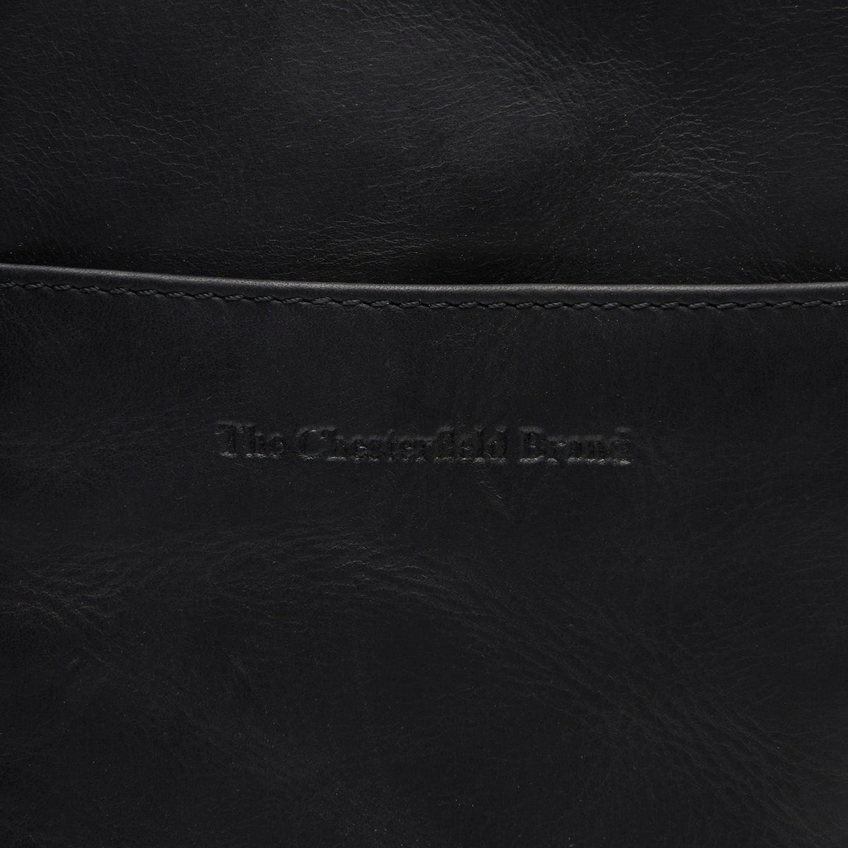 Vue détaillée of Classic Collar &amp; Heavy-Duty Zipper Hardware on Alesund Full-Grain Leather Phone Bag pour Femme