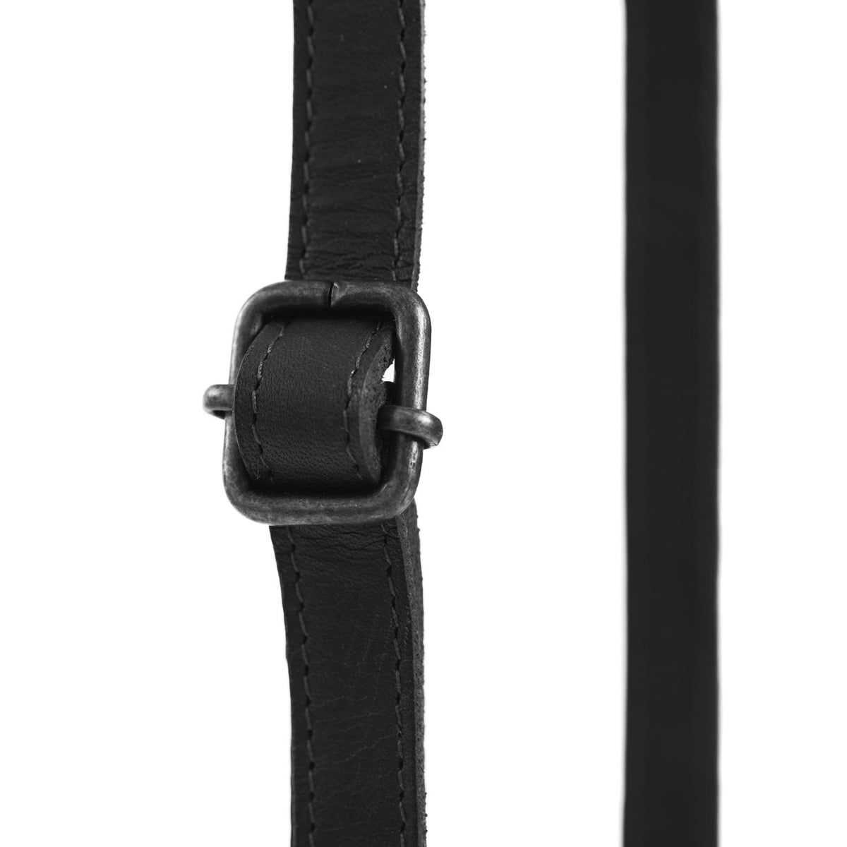 Tailored Rib Cuffs &amp; Hem Craftsmanship Construction Detail on Malaga Full-Grain Leather Phone Bag pour Femme