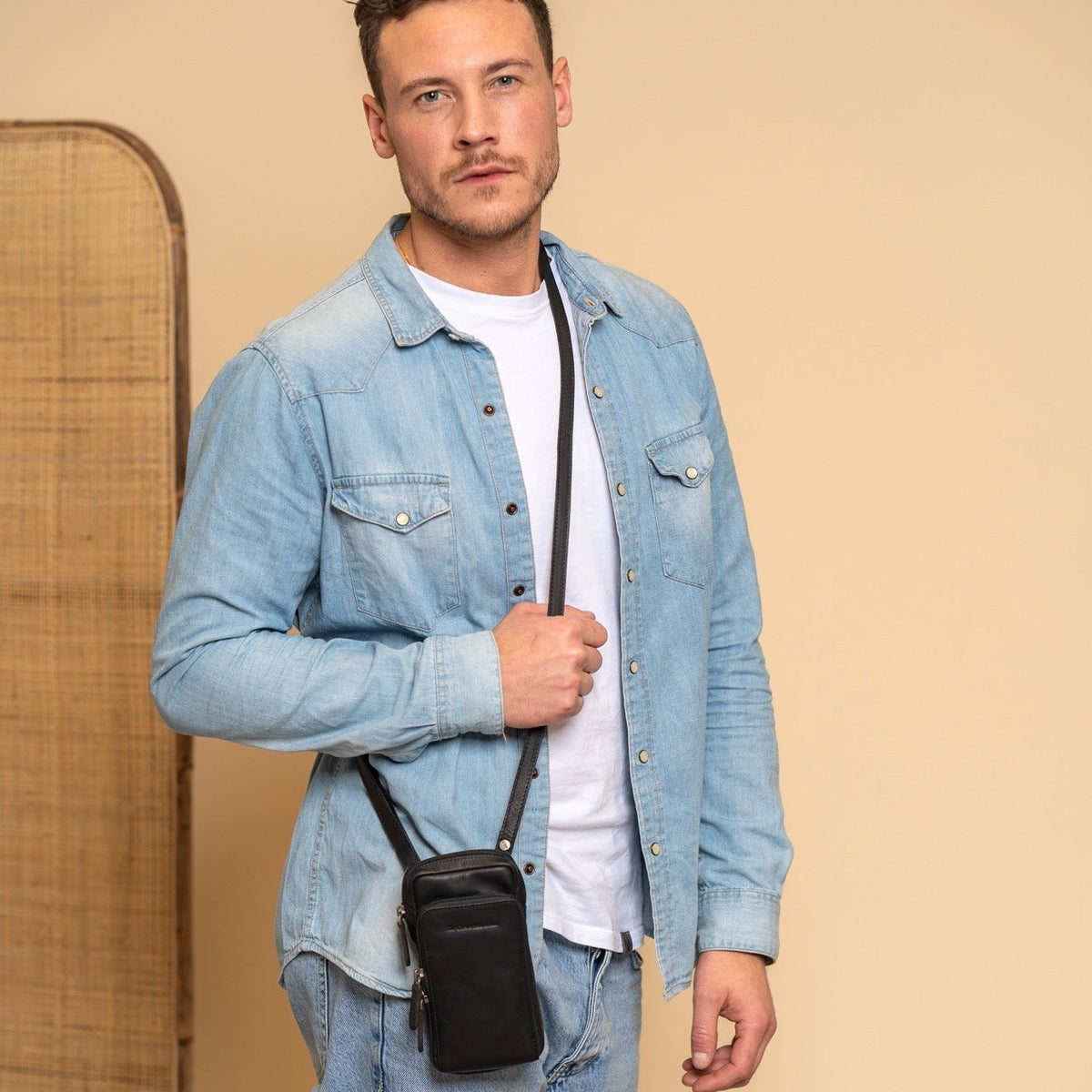 Valdes Full-Grain Leather Phone Bag - Vue de profil mettant en valeur la coupe de manche ergonomique