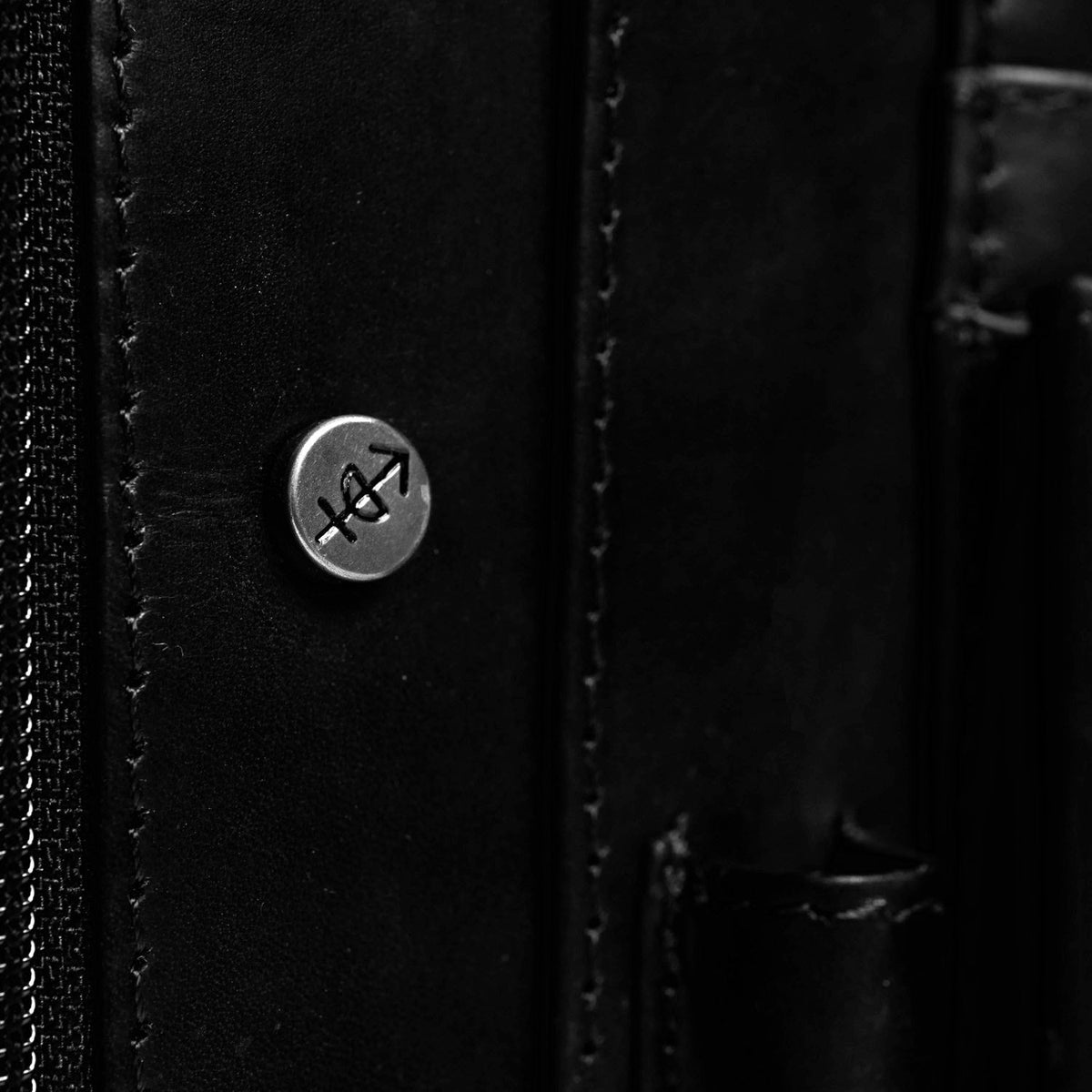 Leather Portfolio Barnet pour Femme - Vue de profil avec coupe de manche ergonomique