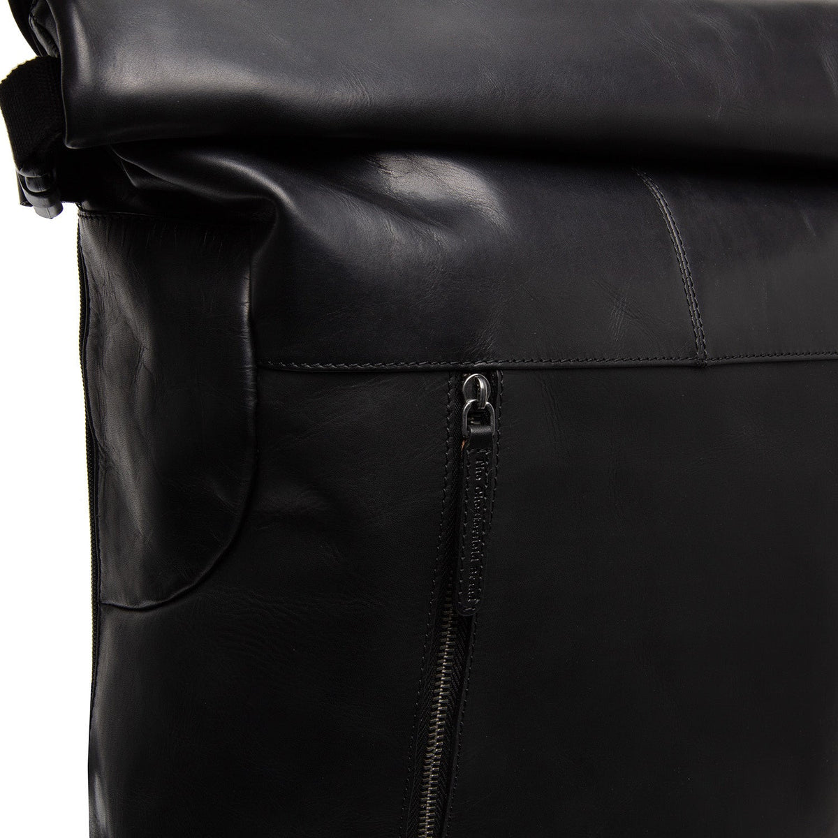 
Liverpool Cuir Pleine Fleur Roll-top Backpack - Profil latéral structuré montrant la profondeur du soufflet