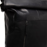 
Liverpool Cuir Pleine Fleur Roll-top Backpack - Profil latéral structuré montrant la profondeur du soufflet