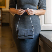 Clifden Full-Grain Leather Shoulder Bag pour Femme - Structured Side Profile Showing Gusset Depth &amp; Expansion Capacity