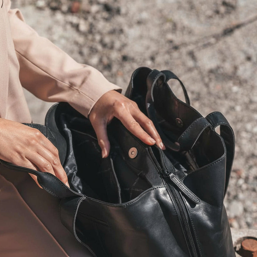 Gail Full-Grain Leather Shoulder Bag pour Femme - Structured Side Profile Showing Gusset Depth &amp; Expansion Capacity