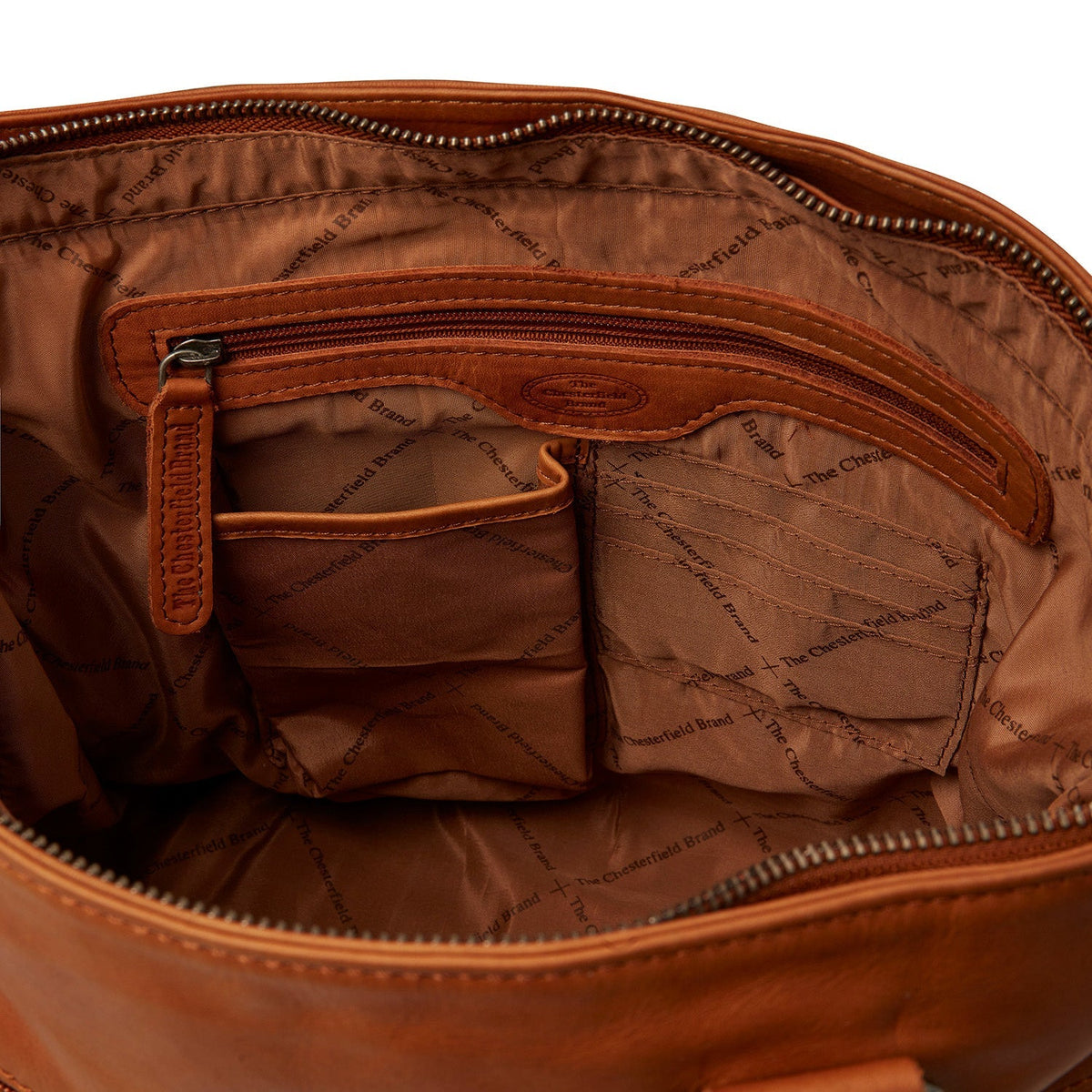 Solid Antique Brass Hardware &amp; Heavy-Duty Dual Zipper Detail on Rome Full-Grain Leather Shoulder Bag pour Femme