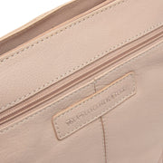 
Solid Antique Brass Hardware & Heavy-Duty Dual Zipper Detail on Zarita Sac bandoulière en cuir pleine fleur