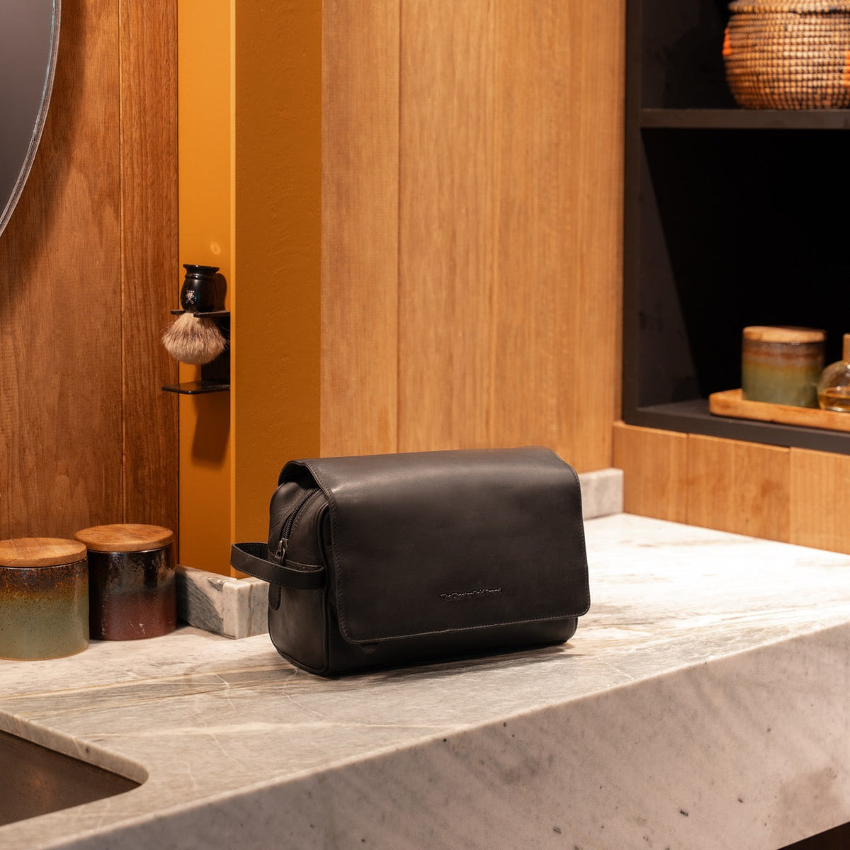 
Classic 100% Full-Grain leather Goods - Vue arrière montrant la carrure ajustée et l'ourlet net