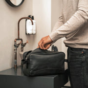 Stefan Full-Grain Leather Toiletry Bag pour Femme - Vue de profil avec coupe de manche ergonomique