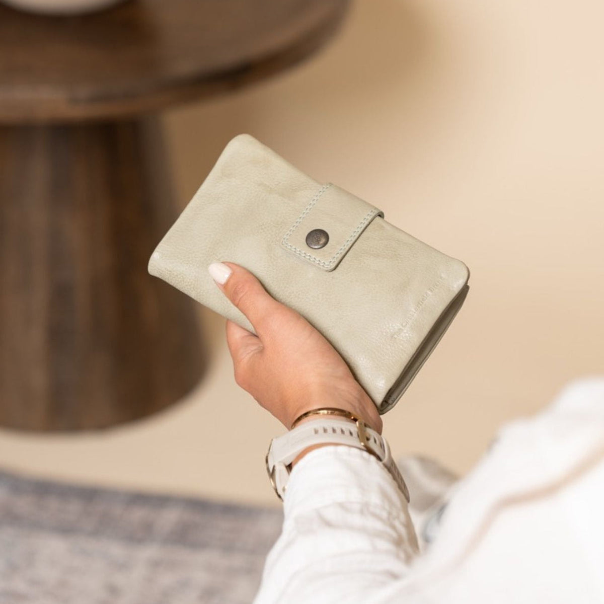 
Classic 100% Full-Grain leather Wallet - Perspective arrière montrant les bretelles en cuir renforcées