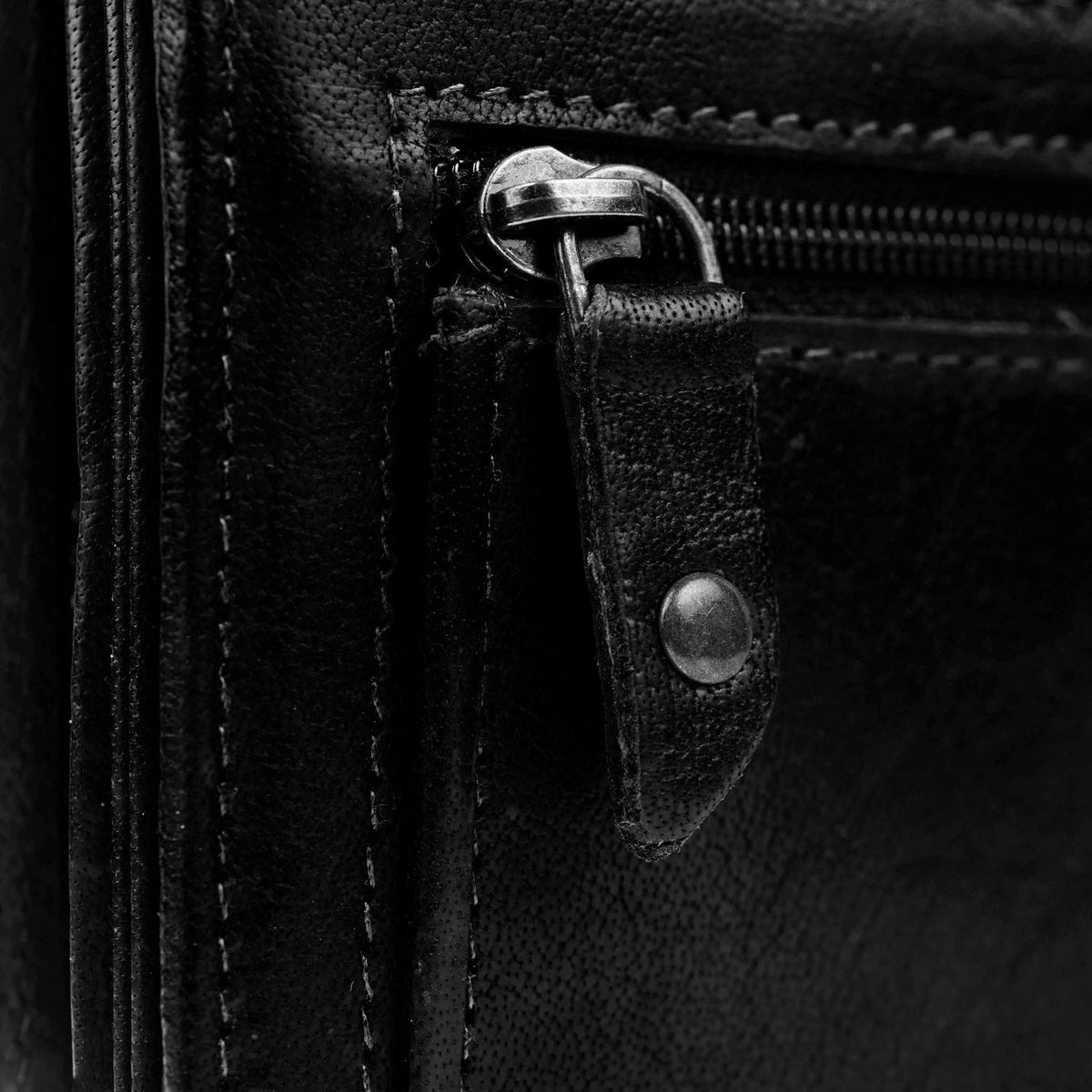 
Vue intérieure Showing Dedicated Padded Laptop Sleeve & Multi-Compartment Organization