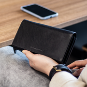 
Classic 100% Full-Grain leather Wallet - Perspective arrière montrant les bretelles en cuir renforcées