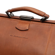 Corfu Full-Grain Leather Weekender Bag pour Femme - Structured Side Profile Showing Gusset Depth &amp; Expansion Capacity
