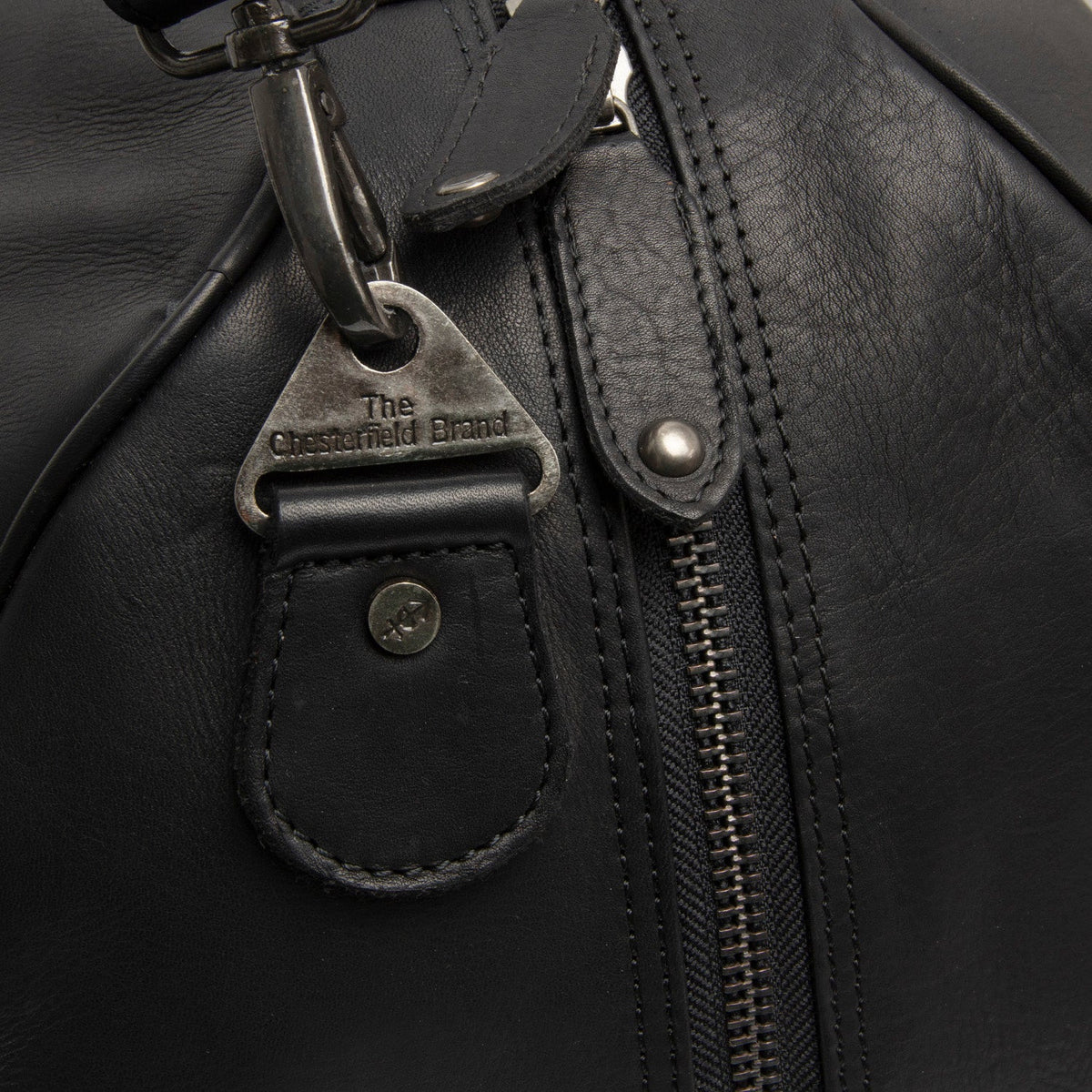 Solid Antique Brass Hardware &amp; Heavy-Duty Dual Zipper Detail on Rivaro Full-Grain Leather Weekender Bag pour Femme