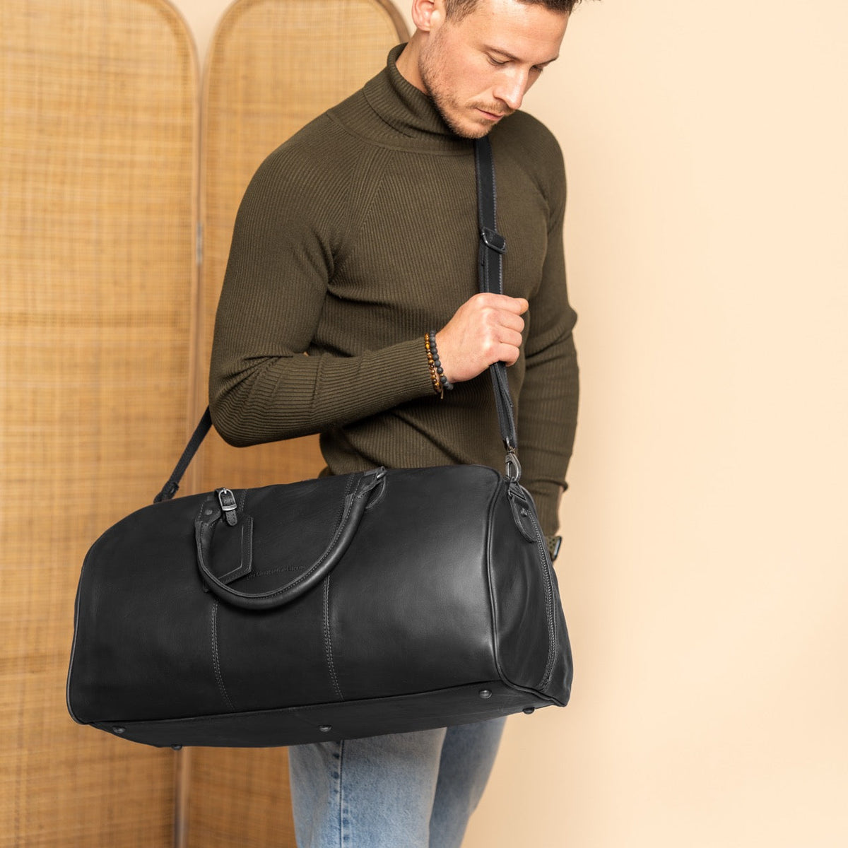 William Full-Grain Leather Weekender Bag pour Femme - Structured Side Profile Showing Gusset Depth &amp; Expansion Capacity