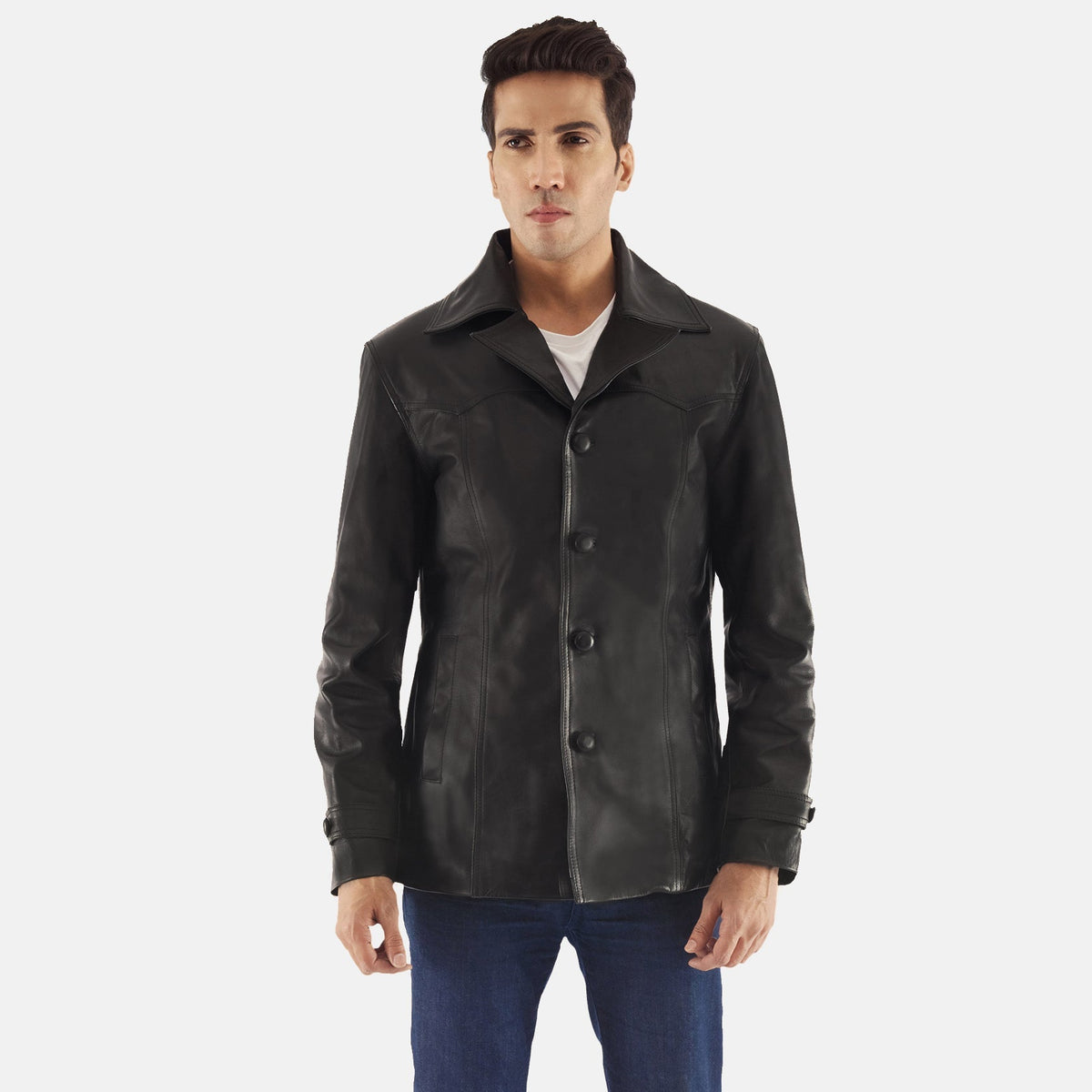 Leo Noir Manteau en Cuir pour Homme in Black Cowhide Leather - Vue de face &amp; silhouette ajustée | Acheter en ligne