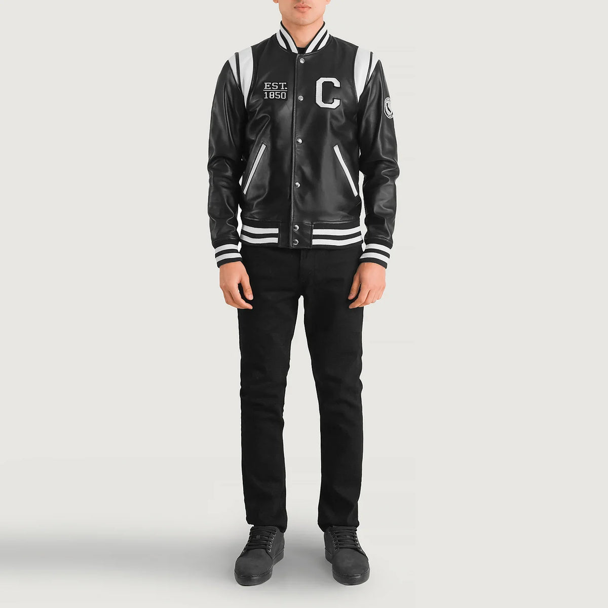 
Liberte California Noir Leather Varsity Veste en Cuir pour Homme - Vue de profil mettant en valeur la coupe de manche ergonomique