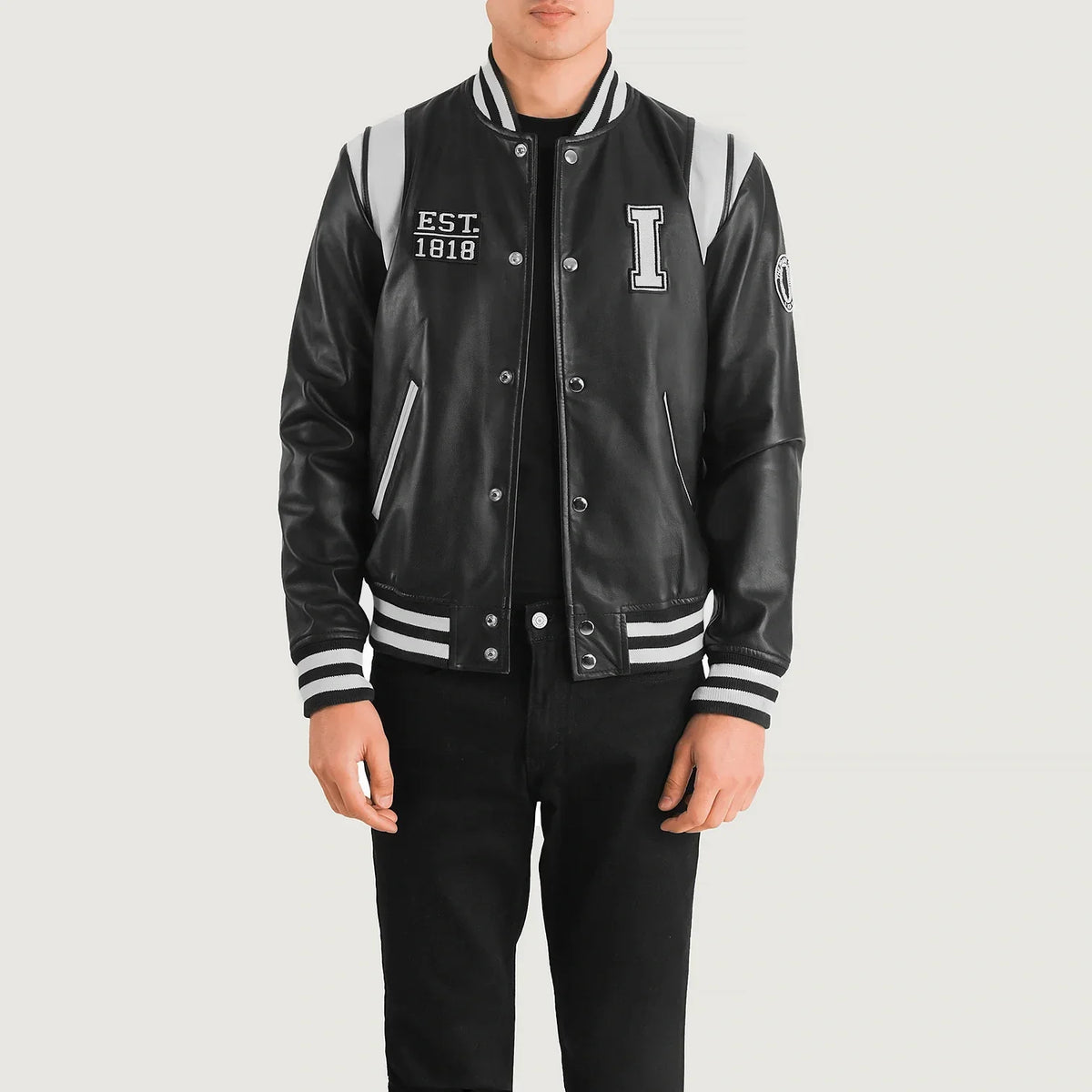 
Liberte Illinois Noir Leather Varsity Veste en Cuir pour Homme in Black & White Sheepskin Leather - Vue de face & silhouette ajustée | Acheter en ligne