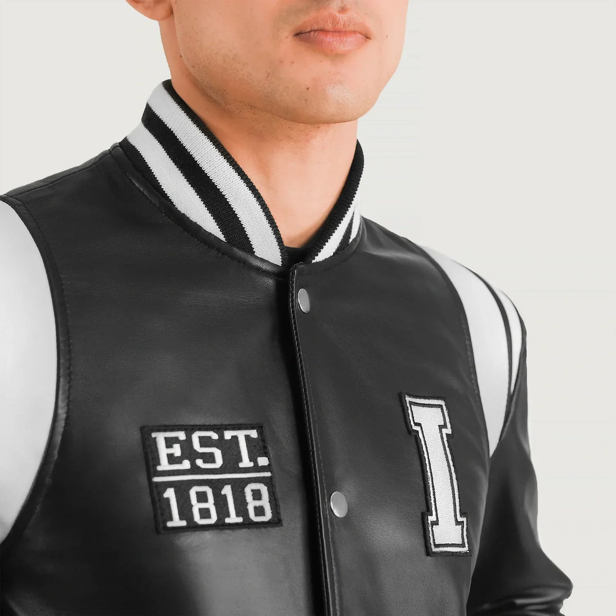 
Vue détaillée of Varsity & Snap Button Hardware on Liberte Illinois Noir Leather Varsity Veste en Cuir pour Homme