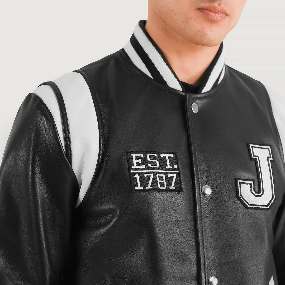 Vue détaillée of Varsity &amp; Snap Button Hardware on Liberte New Jersey Noir Leather Varsity Veste en Cuir pour Homme