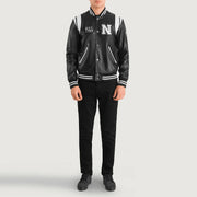 
Liberte New York Noir Leather Varsity Veste en Cuir pour Homme - Vue de profil mettant en valeur la coupe de manche ergonomique